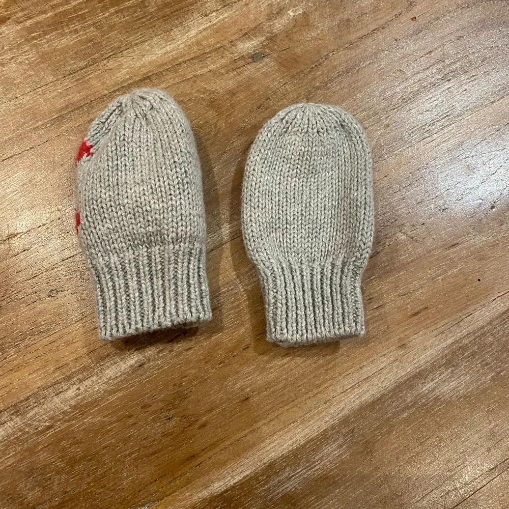 GAP “X and O” 6-12 Month Mittens